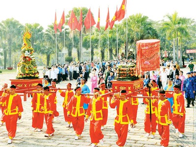Delegation offering Tet cakes at Hung Kings Monument (Photo:SGGP)
