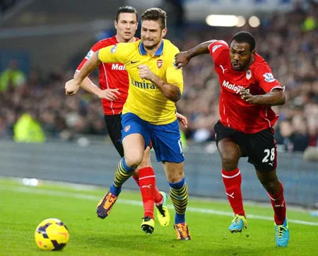 Olivier Giroud (trái, Arsenal) vượt qua Kevin Theophile-Catherine (Cardiff City).