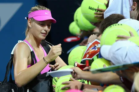 Maria Sharapova đang ký tặng cho người hâm mộ.