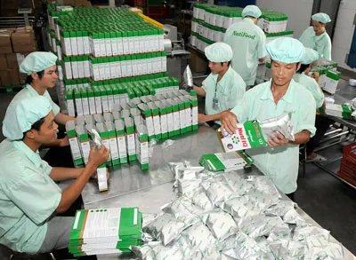 Sản xuất sữa phục vụ bình ổn giá thị trường tại Công ty Nutifood. Ảnh: PHẠM CAO MINH