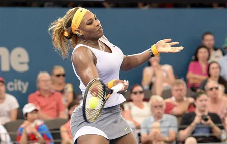 Serena Williams trong trận đấu khó khăn trước Andrea Petkovic.