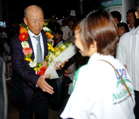 Trưởng đoàn bóng đá U 19 Nhật Bản (trái) được đón tiếp tại sân bay.