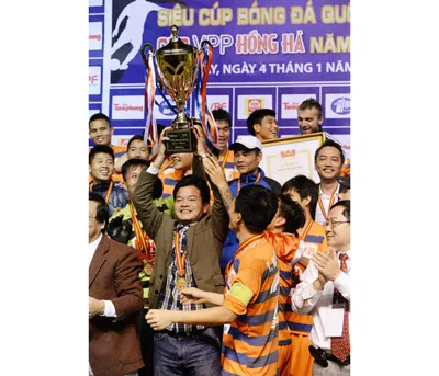 Thầy trò HLV Nguyễn Văn Sỹ đã giữ chiếc Siêu Cúp ở lại V.Ninh Bình. Ảnh: Quang Thắng