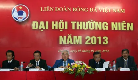 Ông Lê Hùng Dũng (giữa) - Quyền Chủ tịch VFF điều khiển buổi họp. Ảnh: Quang Thắng