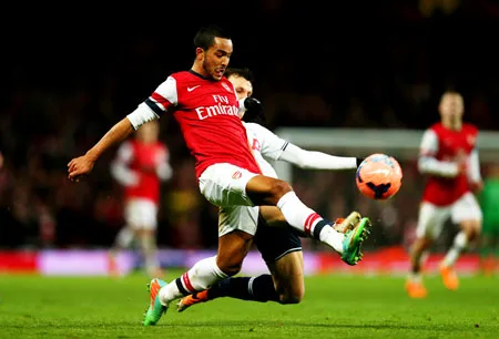 Hàng phòng ngự của Tottenham rất dễ tổn thương trước tốc độ của Theo Walcott.