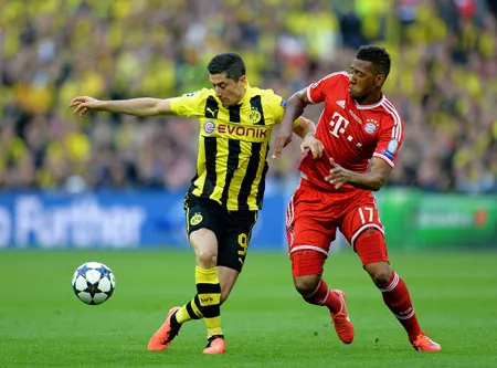 Lewandowski (trái) sẽ không mặc áo vàng của Dortmund vào mùa tới, thay vào đó là áo thi đấu của Bayern Munich.