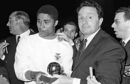 Eusebio đoạt Quả bóng vàng 1965.