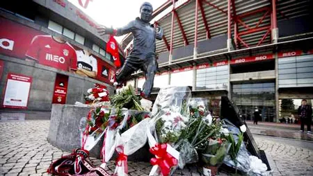 Những bó hoa được đặt dưới tượng Eusebio bên ngoài sân Luz (Benfica).