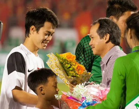 Bầu Đức tặng hoa động viên các cầu thủ U19 Việt Nam trước trận đấu với AS Roma. Ảnh: Hoàng Hùng