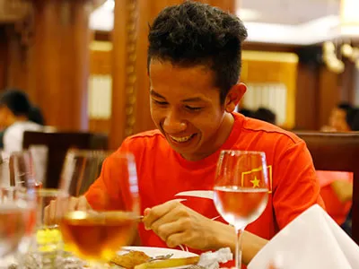 Hồng Duy đang nạp “nặng lượng” để tiếp tục ra sân thi đấu với U19 Nhật Bản. Ảnh: Đ.Huyền