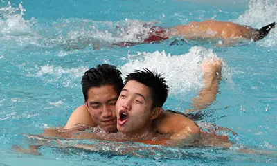 Các cầu thủ thoải mái vui đùa tại hồ bơi của khách sạn Rex. Ảnh: Đ.Huyền