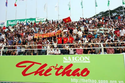 Ấn phẩm SGGP Thể thao được quảng bá trên sân Thống Nhất. Ảnh: D.P