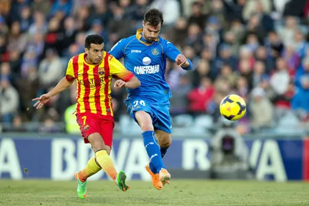 Pedro (trái, Barcelona) dứt điểm trong trận thắng Getafe 5-2 tại La Liga hồi tháng 12.