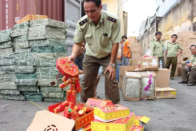 Tạm giữ 10 container hàng lậu trị giá hàng chục tỷ đồng