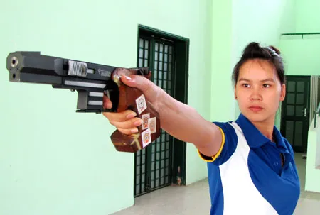 Tay súng nữ Triệu Thị Hoa Hồng.