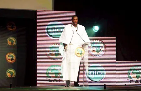 Yaya Toure phát biểu trong lễ nhận giải.