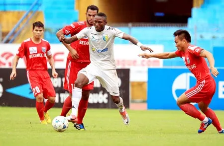 Trận lượt về mùa bóng 2013, chủ nhà Hà Nội T&T thắng đậm B.Bình Dương 4-1. Ảnh: Quang Minh