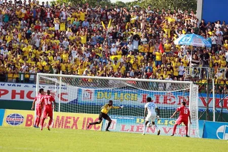 Hy vọng mùa bóng 2014 sẽ có những trận đấu đỉnh cao lôi cuốn đông đảo người hâm mộ đến sân. Ảnh: Hoàng Hùng