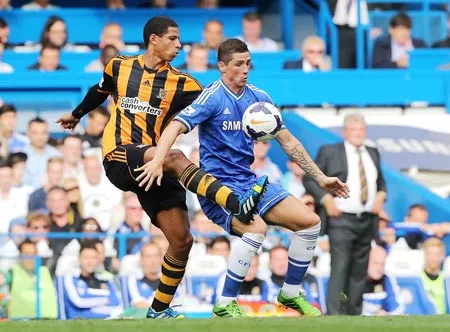 Fernando Torres (phải, Chelsea) kiểm soát bóng trong trận thắng Hull City ở lượt đi.