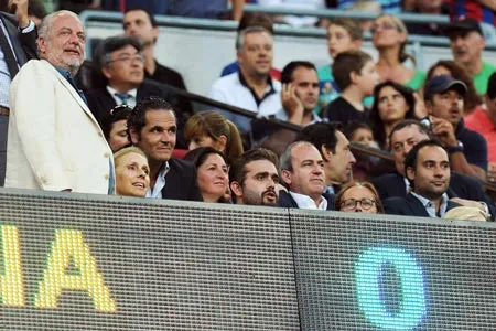 Aurelio De Laurentiis (trái) chẳng mấy khi vắng mặt trên khán đài San Paolo.