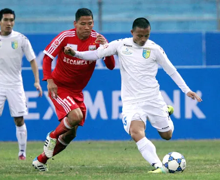 Trận Hà Nội T&T (phải) thắng B.Bình Dương 4-2. Ảnh: Quang Minh