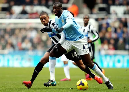 Yaya Toure (phải, Man.City) tranh bóng với Loic Remy (Newcastle).