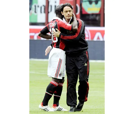 Inzaghi (phải) và bạn đồng đội Seedorf.
