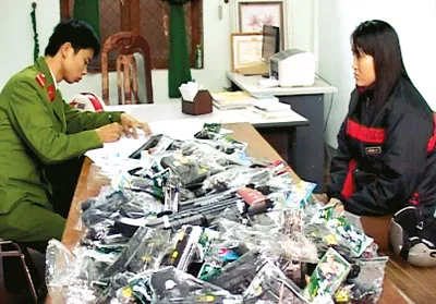 Công an huyện Nghi Xuân (Hà Tĩnh) tịch thu pháo nổ, đồ chơi trẻ em nguy hiểm. Ảnh: Dương Quang