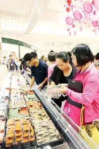 Quầy Salad Bar và Thực phẩm ướp sẵn.