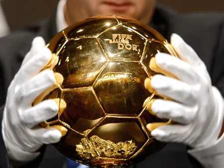 Nhân viên ban tổ chức chuẩn bị cho buổi lễ