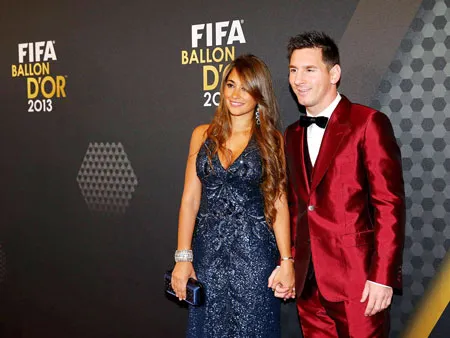 Gặp gỡ báo chí xong, Messi bước vào buổi lễ cùng bạn gái Antonella Roccuzzo