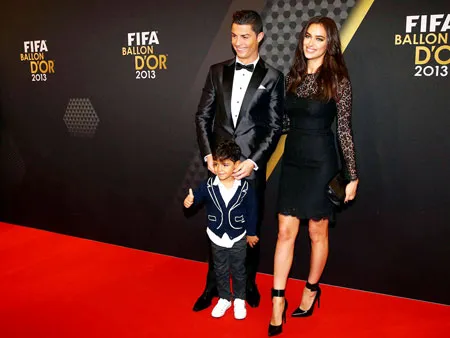 Ronaldo, bạn gái Irina Shayk và con trai cũng xuất hiện