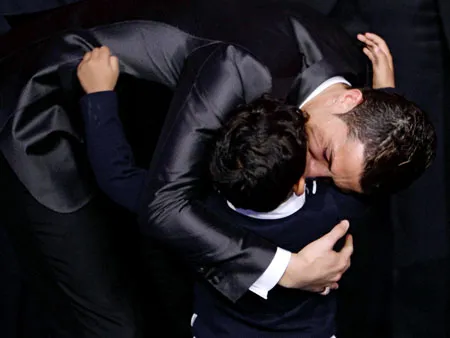 Ronaldo ôm hôn con trai khi tên anh được xướng lên