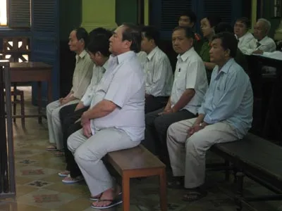 Vụ làm mộ khống ở quận 8,TPHCM: Hoãn xử để triệu tập thêm nhân chứng đến tòa