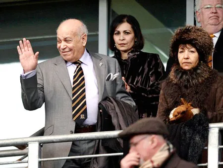 Ông chủ Assem Allam (trái) của Hull City.