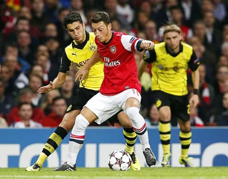 Lập kỷ lục mua Mesut Oezil, nhưng không đồng nghĩa Arsenal điên cuồng “phá két”.