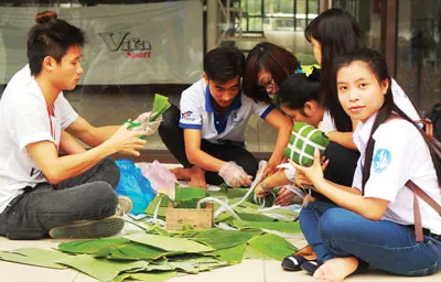 Sinh viên Trường Đại học Tôn Đức Thắng gói và nấu bánh tét tặng bà con nghèo ở TPHCM.