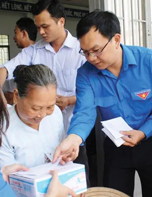Thành đoàn TPHCM và các đoàn viên thanh niên tặng quà tết cho bà con nghèo ở Bến Tre.