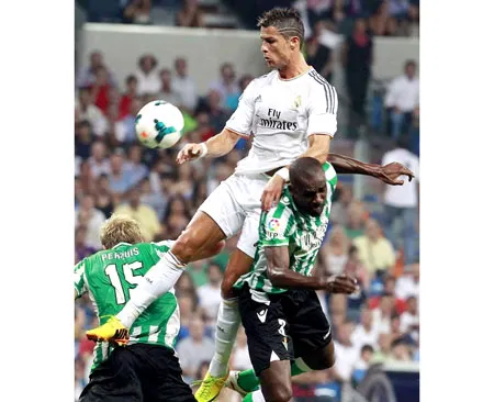Cristiano Ronaldo (Real Madrid) tranh chấp mạnh mẽ giữa hàng phòng ngự Real Betis.