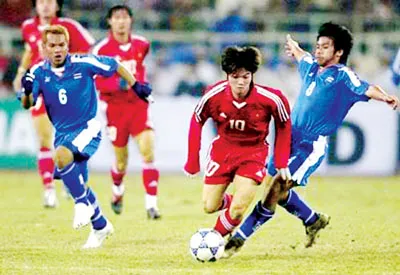 Phạm Văn Quyến (10) 10 năm trước từng được xem là biểu tượng thành công của lứa cầu thủ trẻ, nhưng đã sớm lụi tàn. Ảnh: HOÀNG MINH