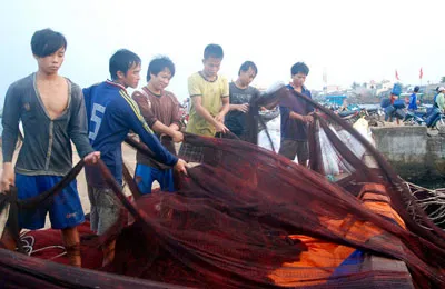 Ngư dân Lý Sơn gom lưới chuẩn bị chuyến đi biển mới. Ảnh: HÀ MINH