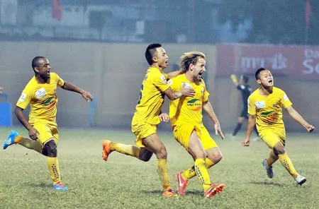 Niềm vui chiến thắng của các cầu thủ Thanh Hóa vào phút 90+5. Ảnh: Minh Hoàng