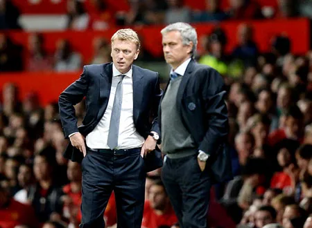 HLV Moyes (trái) liệu có thể lần đầu thắng HLV Jose Mourinho trong cuộc đấu trí?