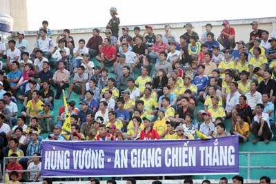 Khán giả An Giang nhiệt tình ủng hộ đội nhà trong trận đấu với Đồng Nai chiều qua. Ảnh: DŨNG PHƯƠNG