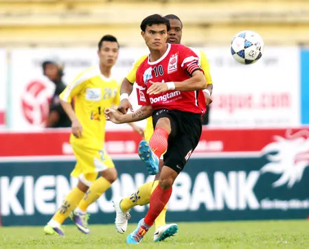 Tiền vệ Tài Em đã có bàn thắng vực dậy tinh thần cho chủ nhà ĐTLA và sau đó họ đã có cú lội ngược dòng thành công (2-2). Ảnh: Dũng Phương