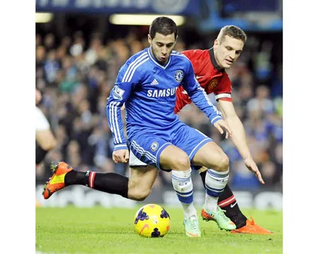 Trung vệ Nemanja Vidic (phải, Man.United) trong nỗ lực ngăn cản Eden Hazard.