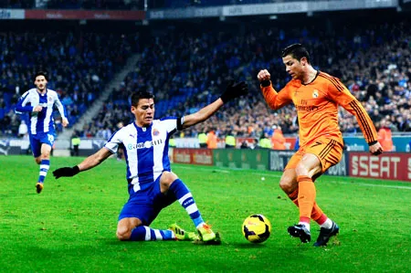 Cristiano Ronaldo (phải, Real Madrid) kiểm soát bóng trước cầu thủ Espanyol.