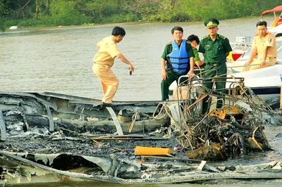 Hiện trường vụ cháy tàu cánh ngầm Vina Express ngày 20-1. Ảnh: TUẤN VŨ