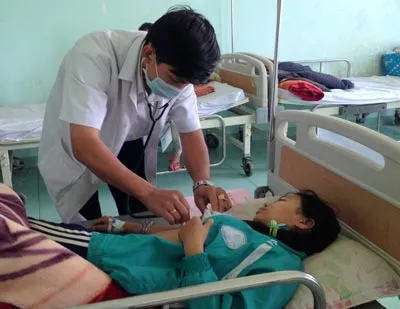 Các bác sỹ Bệnh viện Đa khoa tỉnh Đắk Nông đang kiểm tra sức khoẻ cho những học sinh. Ảnh Công Hoan.