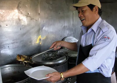 Bếp trưởng đang chuẩn bị bữa ăn cho hành khách trên tàu.